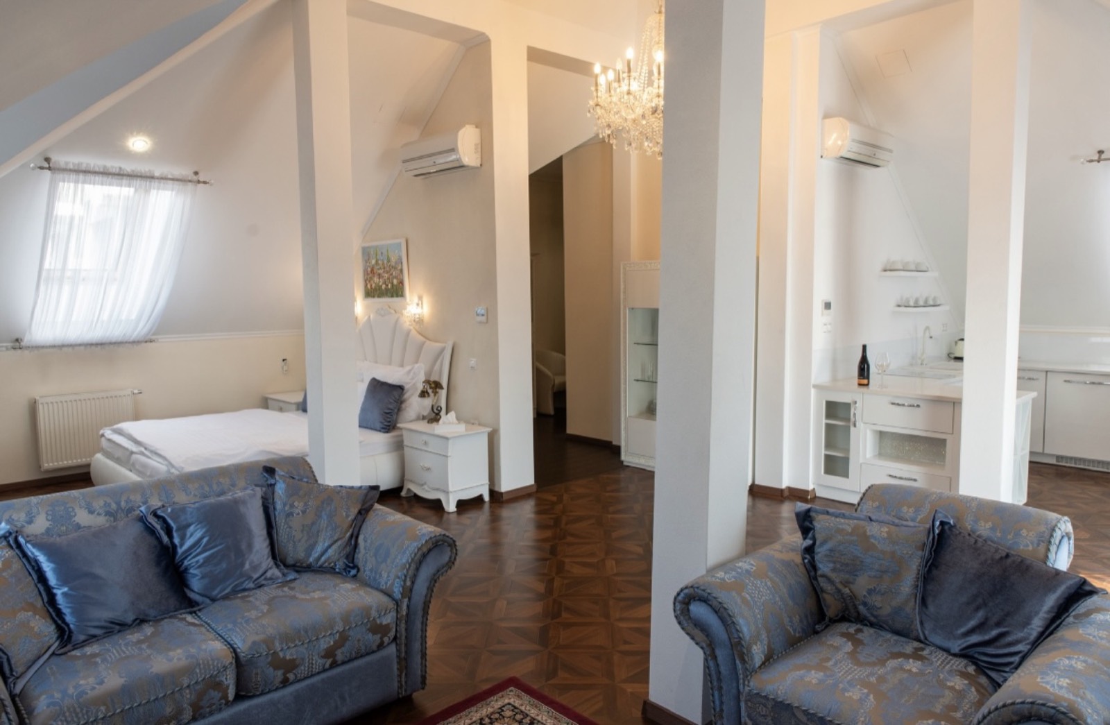 Obývacia časť apartmánu s kuchynkou
