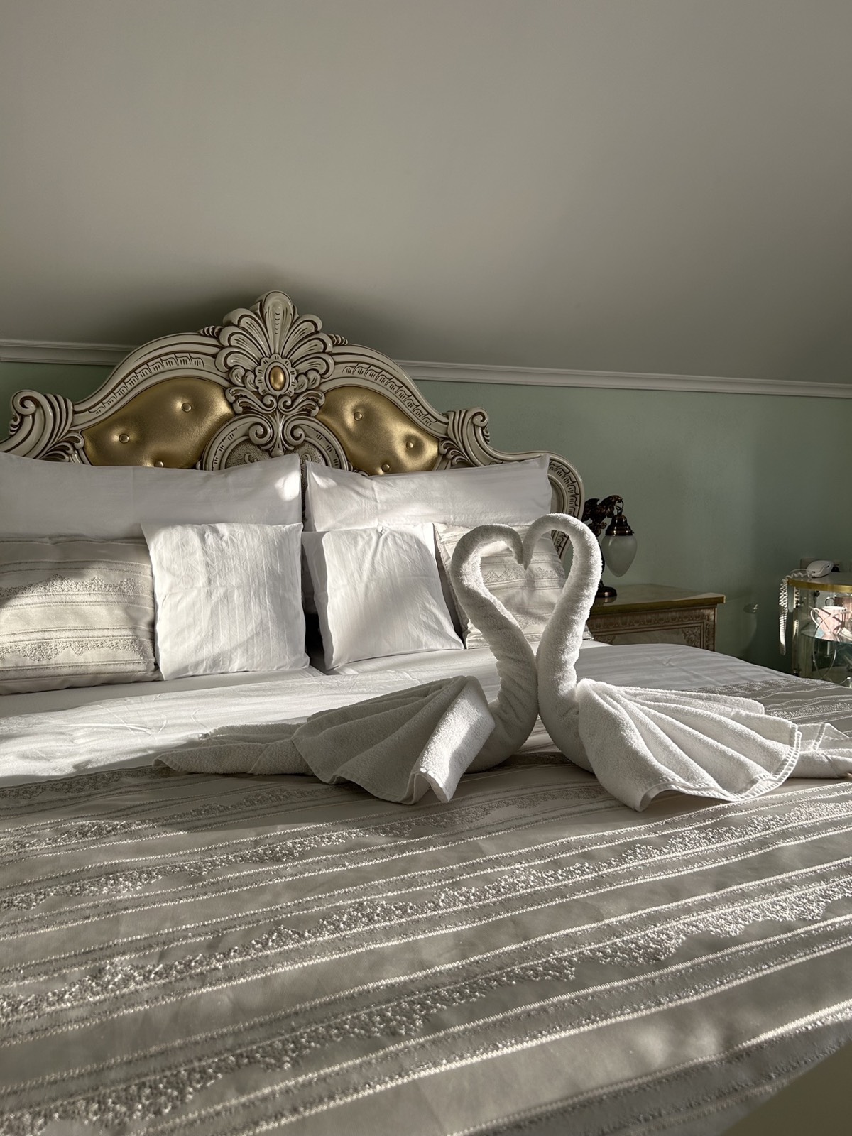 Romanticky pripravená posteľ s uterákmi v tvare labutí