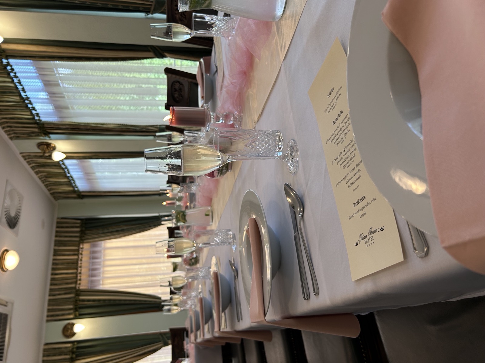 Svadobný stôl s ružovou výzdobou a menu kartami